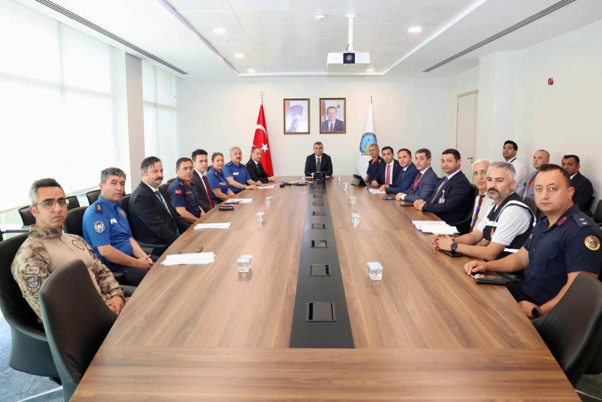 VALİ ATİLLA TOROS, &Ccedil;UKUROVA ULUSLARARASI HAVALİMANI&rsquo;NDA İNCELEMELERDE BULUNDU