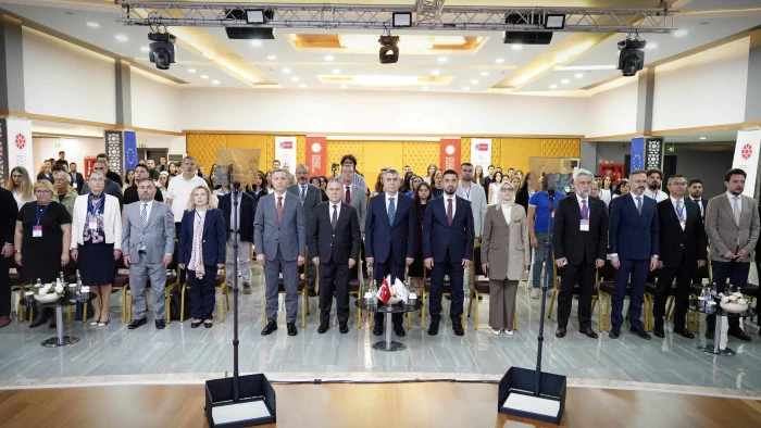 VALİ ATİLLA TOROS, ‘DEZENFORMASYON VE KORUNMA YOLLARI – MERSİN ÇALIŞTAYI’NIN AÇILIŞINA KATILDI