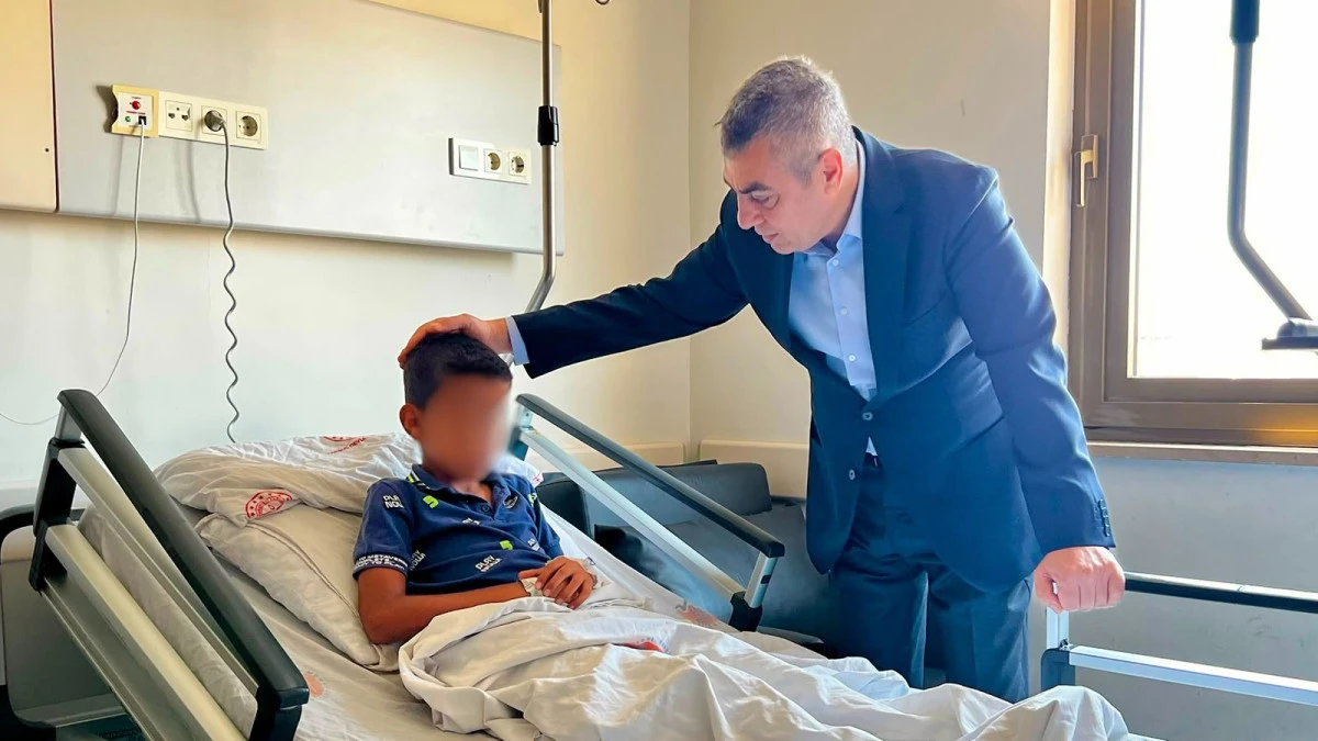 VALİ ATİLLA TOROS, MARKETTE DARBEDİLEREK YARALANAN &Ccedil;OCUĞU HASTANEDE ZİYARET ETTİ