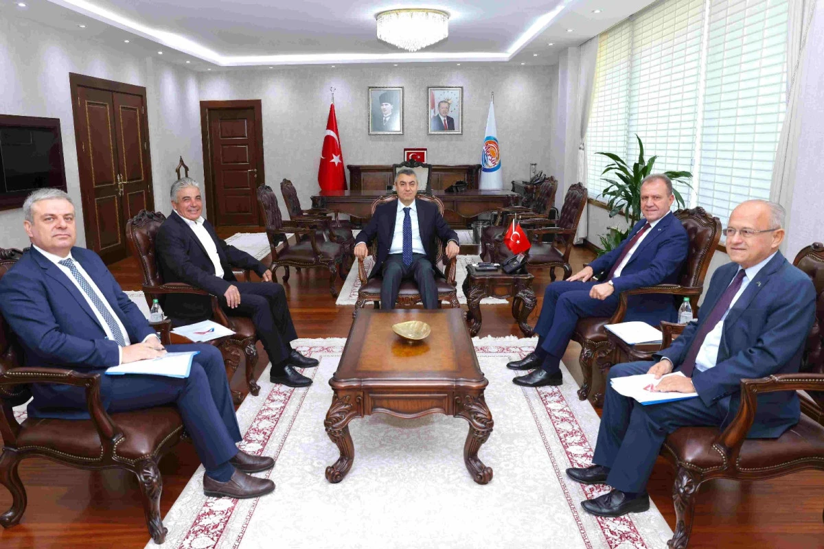 VALİ ATİLLA TOROS, MERSİN BÜYÜKŞEHİR BELEDİYE BAŞKANI VAHAP SEÇER VE ÇAD CUMHURİYETİ TÜRKİYE BÜYÜKELÇİSİ ADOUM DANGAİ NOKOUR GUET İLE GÖRÜŞTÜ