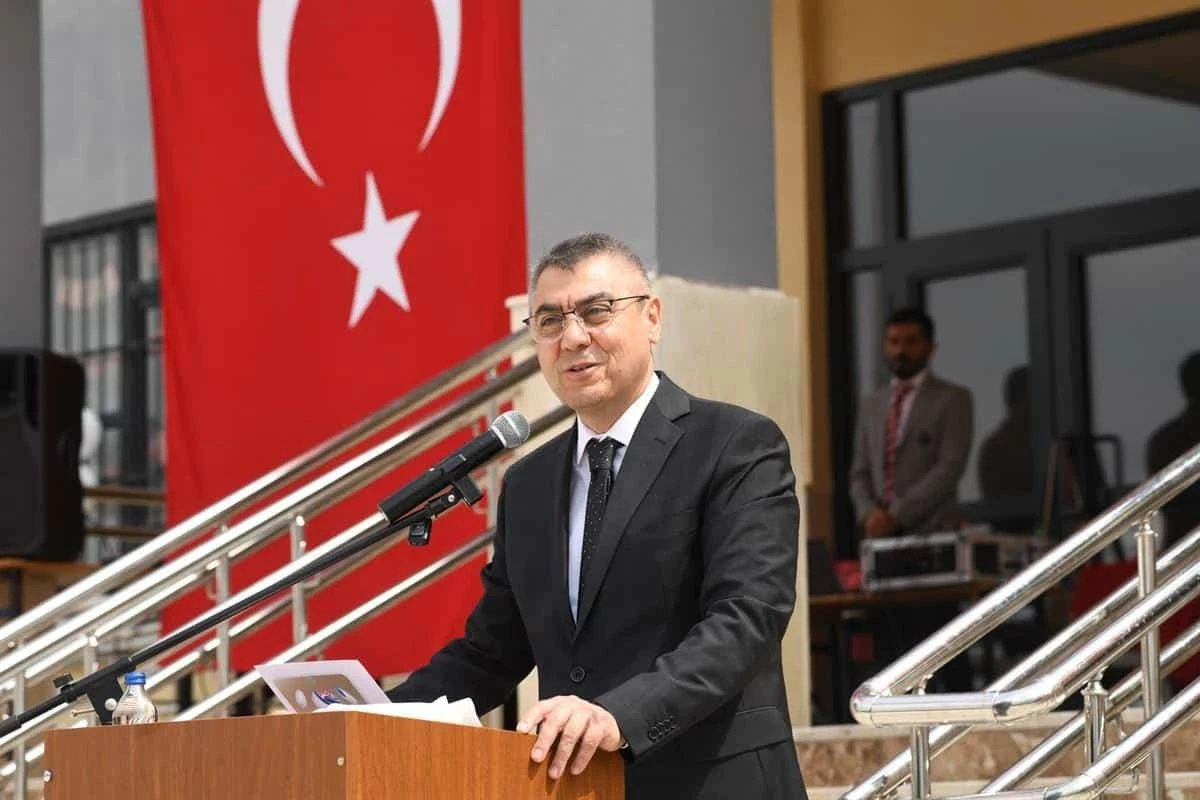 VALİ ATİLLA TOROS, ŞEHİT JANDARMA UZMAN ÇAVUŞ ASIM TÜRKEL'İ ANMA VE ŞEHİT ASIM TÜRKEL İLKOKULU TEMSİLİ AÇILIŞ PROGRAMINA KATILDI