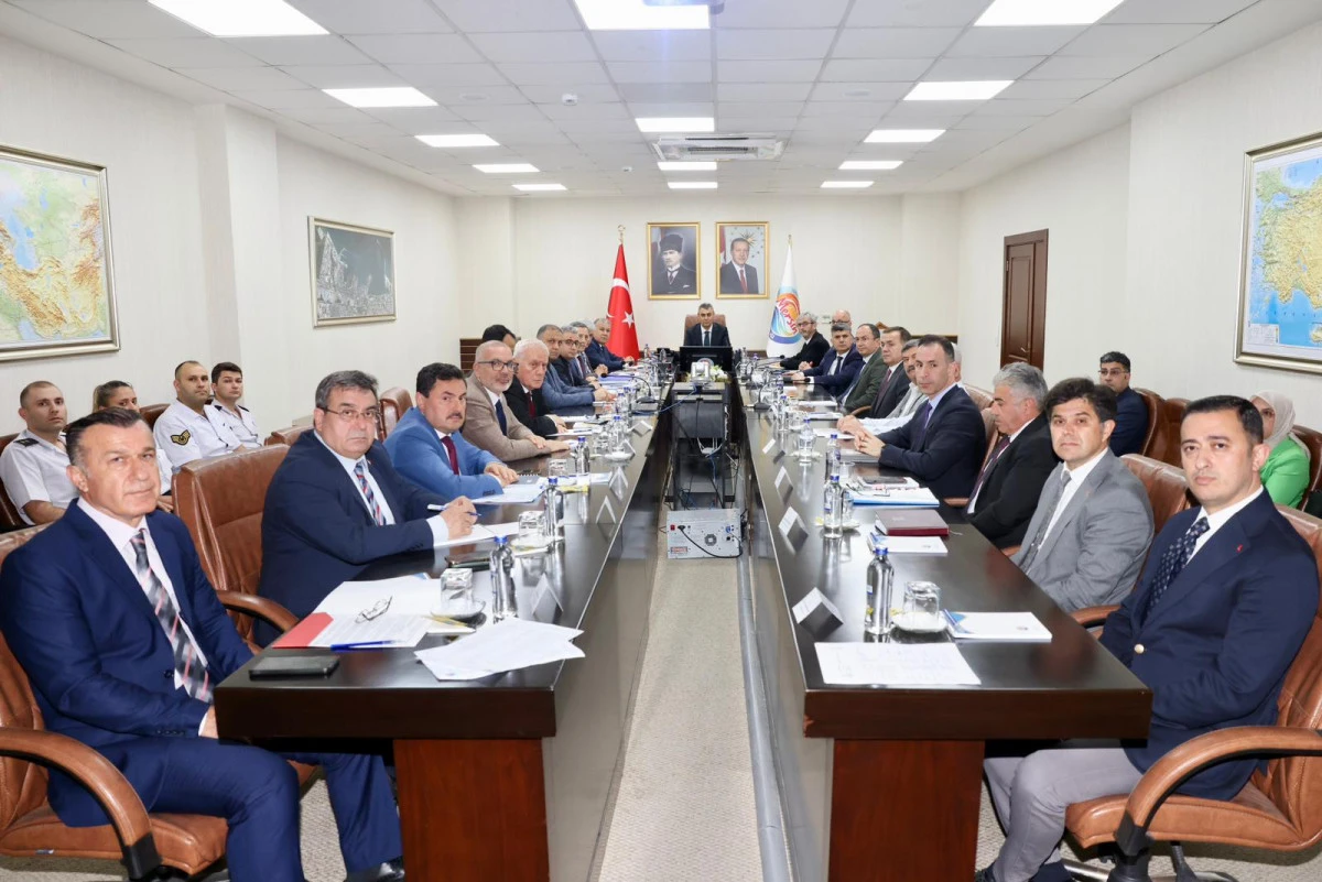 VALİ ATİLLA TOROS&rsquo;UN BAŞKANLIĞINDA DEĞERLENDİRME TOPLANTISI VE VALİLİKTE ZİYARET