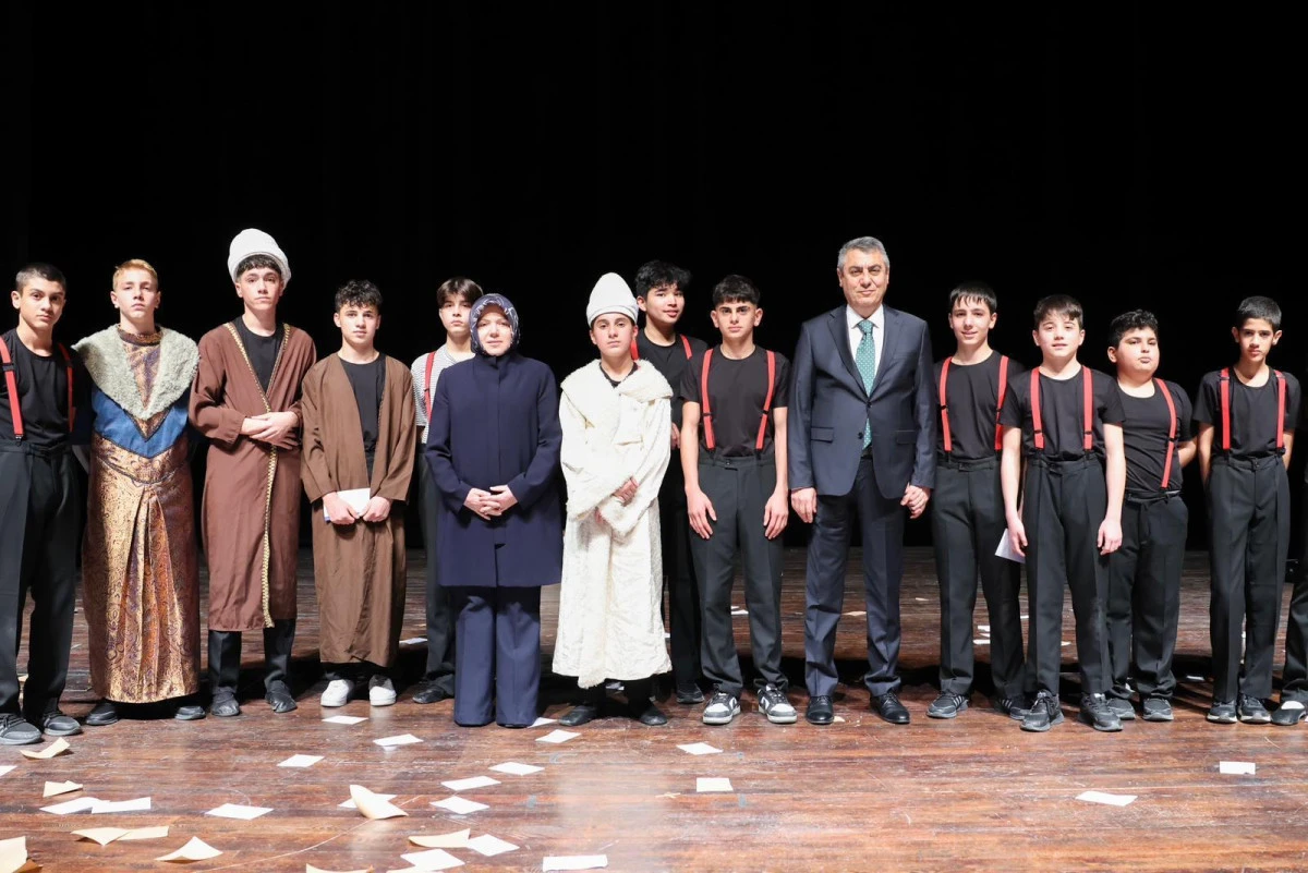 VALİ TOROS, 'HAYATA KÖPRÜ SANAT PROJESİ' TİYATRO GÖSTERİSİNE KATILDI