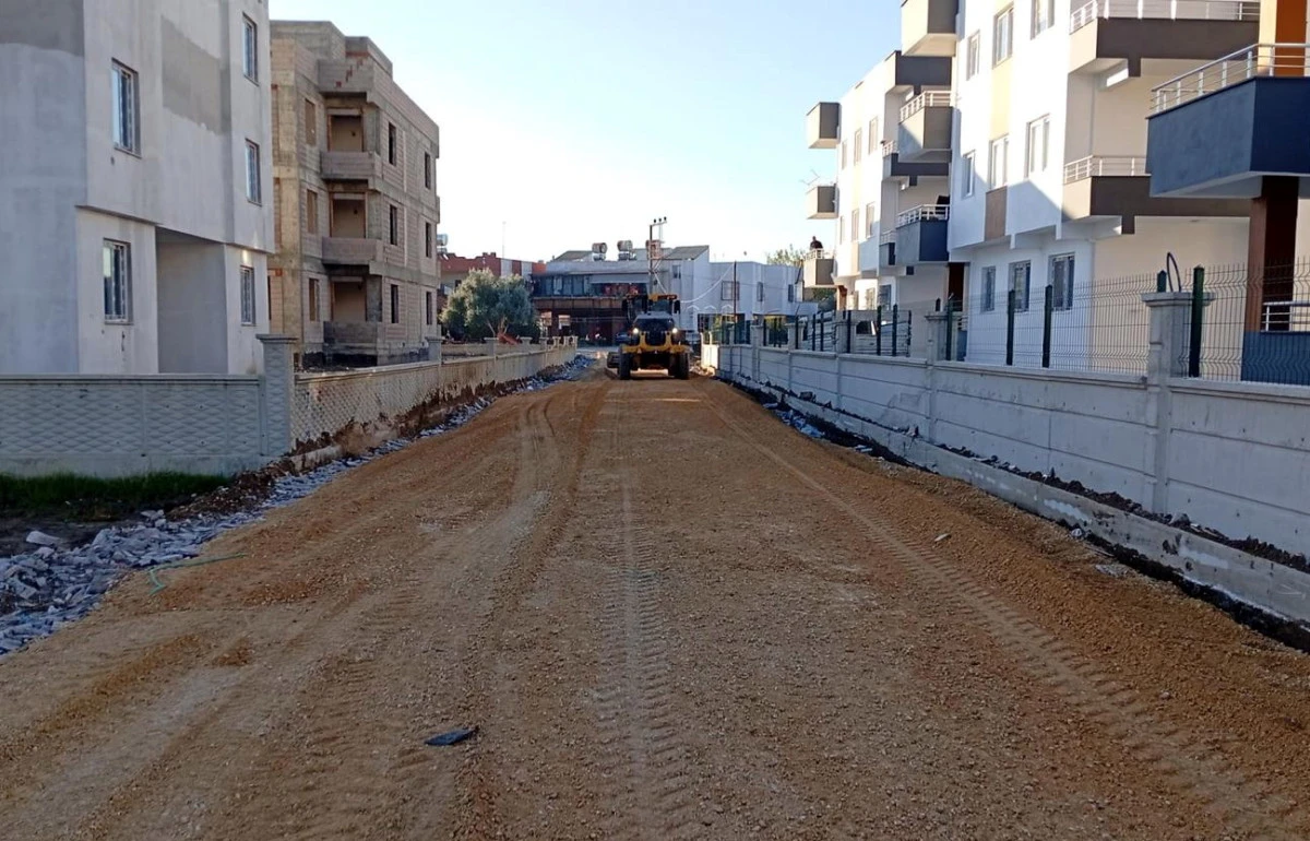 YENİ İMARLI YOLLAR, ASFALT VE KİLİT TAŞI &Ccedil;ALIŞMALARIYLA AKDENİZ&rsquo;İN &Ccedil;EHRESİ DEĞİŞİYOR